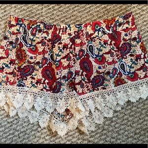 Adorable floral and lace, breeze ever, elastic waist shorts size Medium